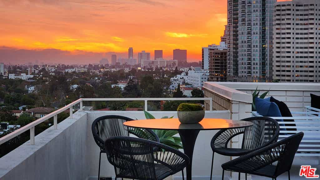 Condominium in Los Angeles, California 11142015