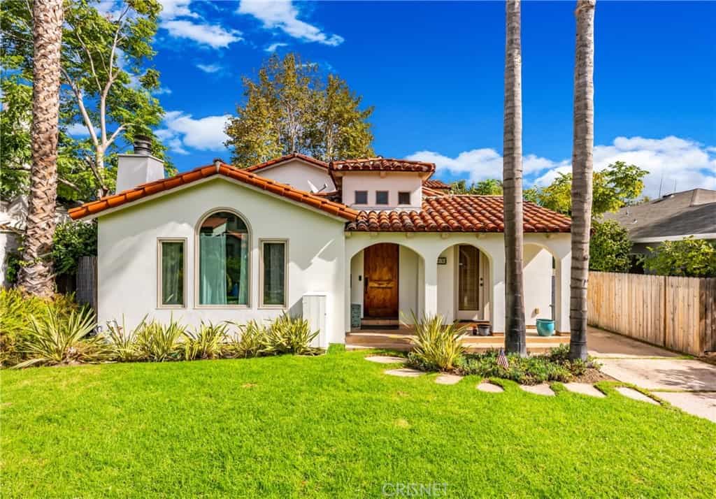 Rumah di Bukit Beverly, Kalifornia 11142023