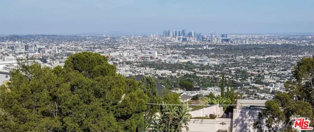 Condominium in Los Angeles, California 11142046