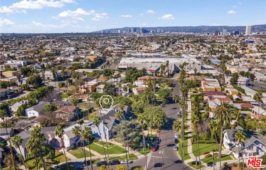 Condominium in Parklabrea, California 11142048