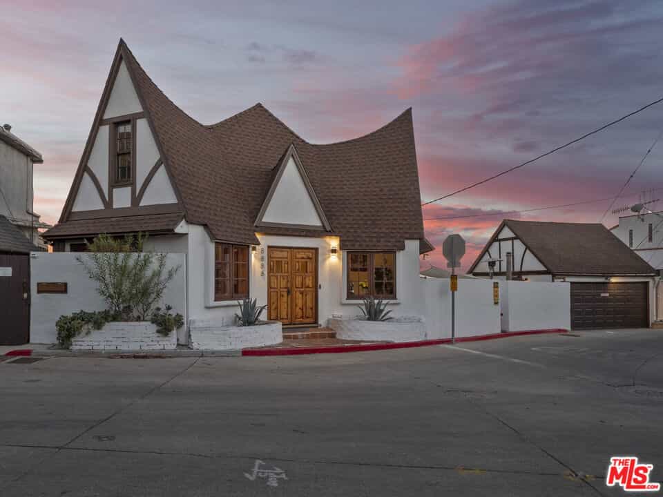 House in Los Angeles, California 11142208