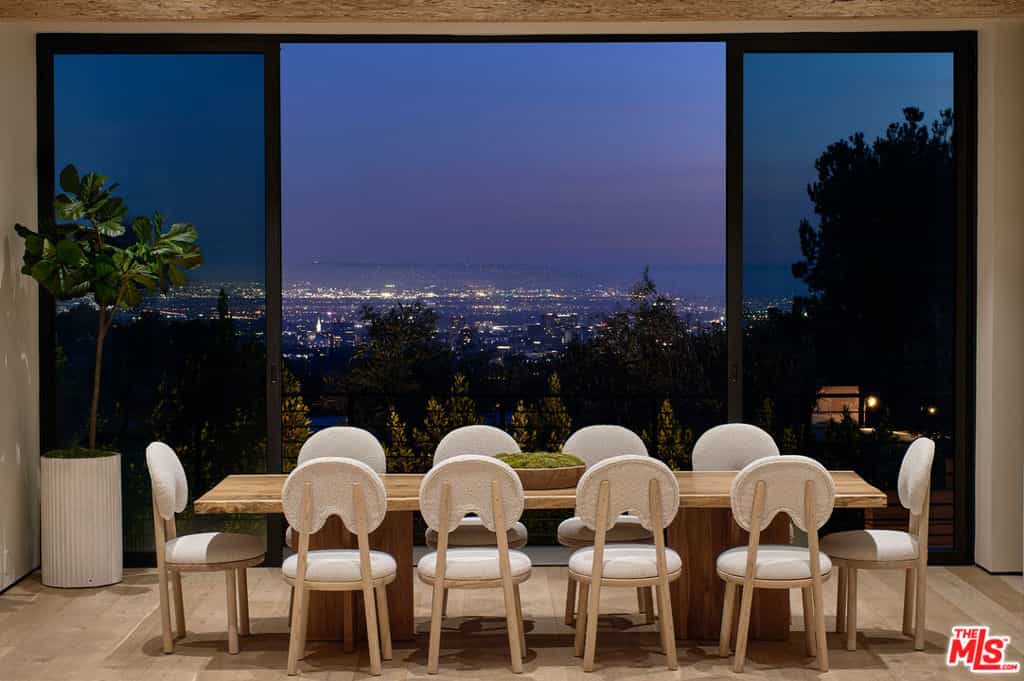 Condominium in Los Angeles, California 11142230