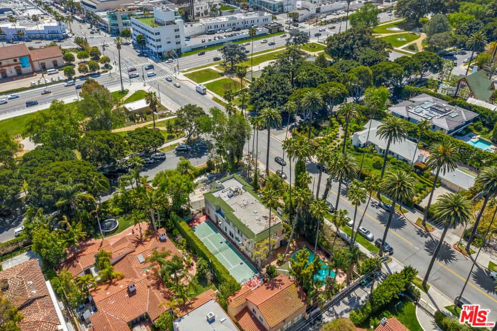 Condominium in Beverly Hills, California 11142249