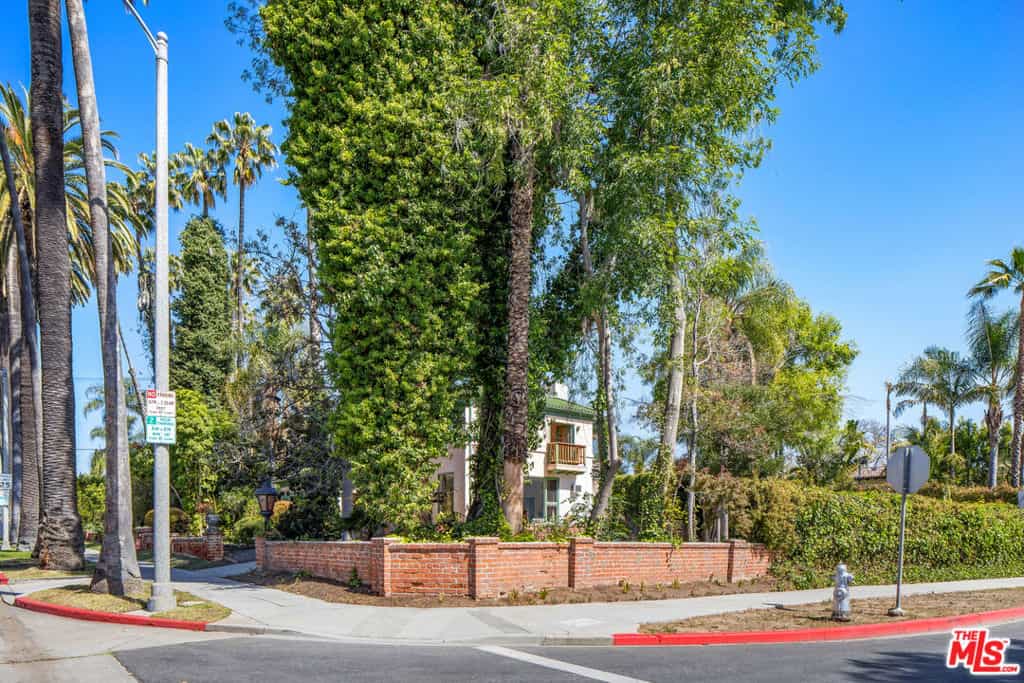 Condominium in Beverly Hills, California 11142249