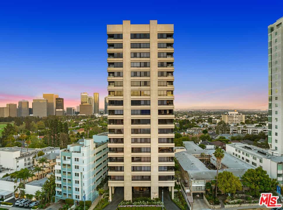 Condominium in Los Angeles, California 11142292