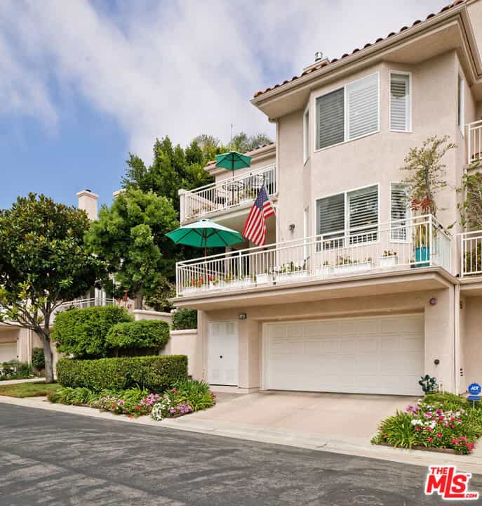House in Topanga Beach, California 11142383