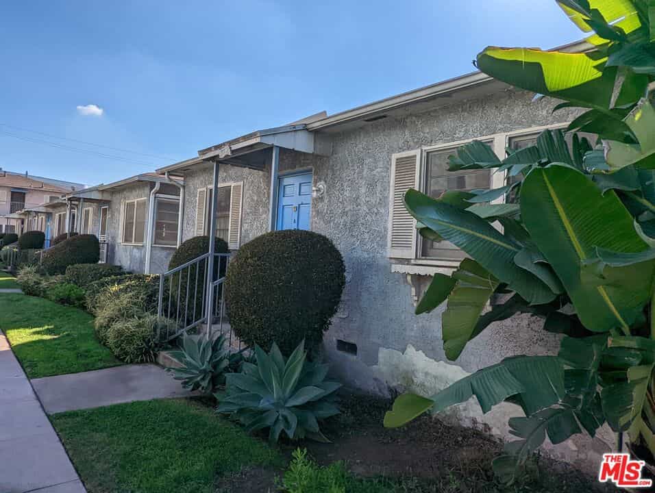 Condominium in Inglewood, California 11142396