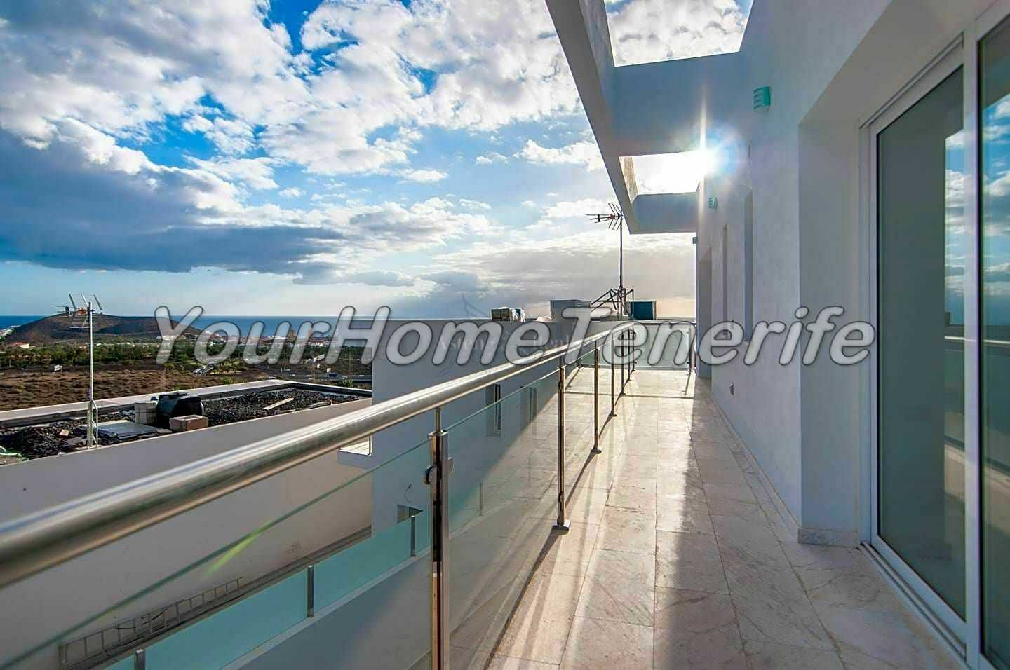 Condominium in Los Cristianos, Canary Islands 11142827