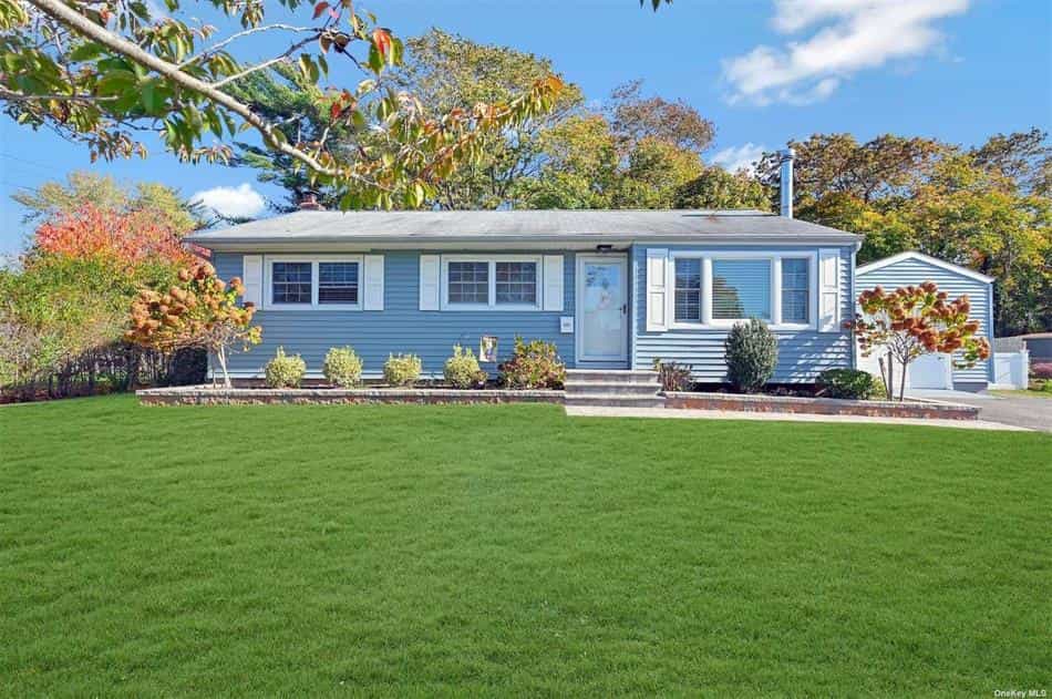 House in Bay Shore, New York 11143509