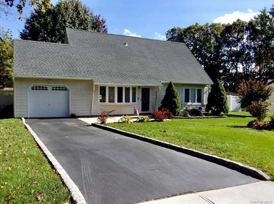 House in Coram, New York 11143511