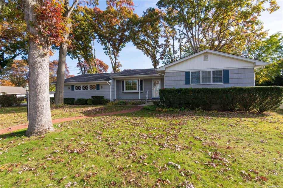 House in West Islip, New York 11143527