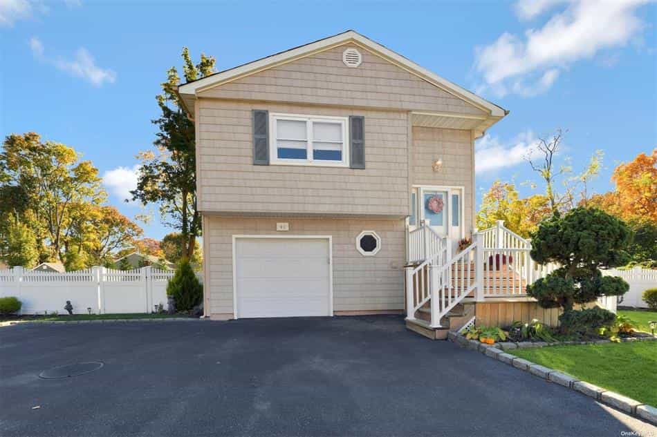 House in East Hauppauge, New York 11143536