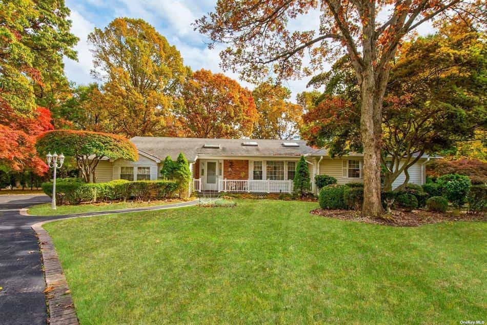 House in Dix Hills, New York 11143545