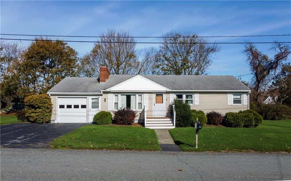 House in Lawtons, Rhode Island 11143727