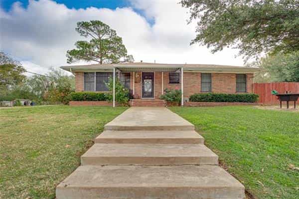 House in Forest Hill, Texas 11143815