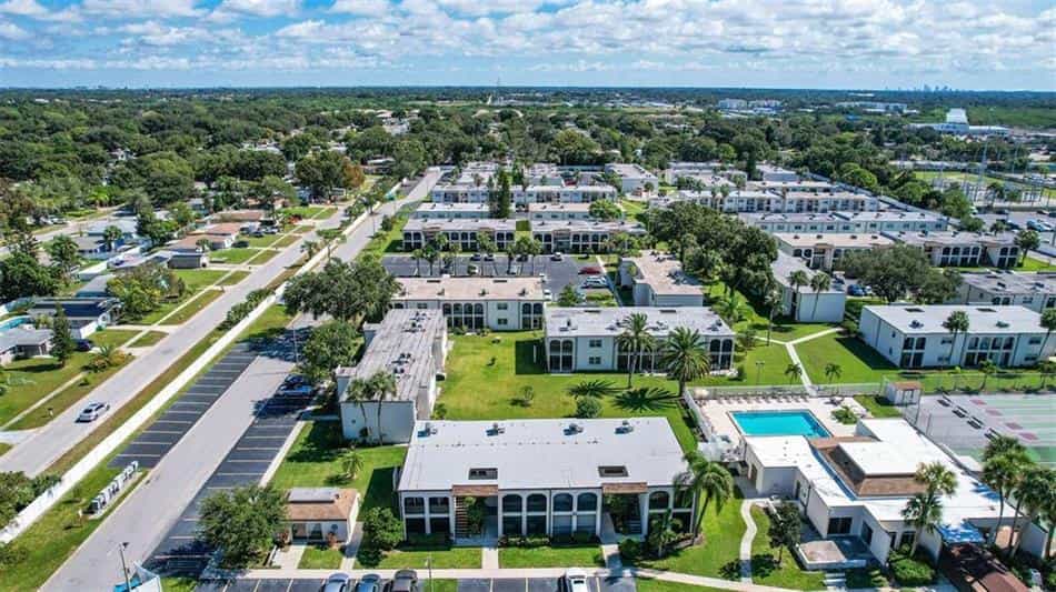 Eigentumswohnung im Bardmoor, Florida 11144382