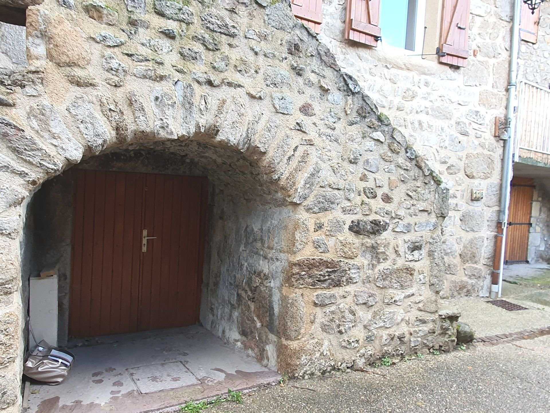 Dom w Maclas, Owernia-Rodan-Alpy 11146008
