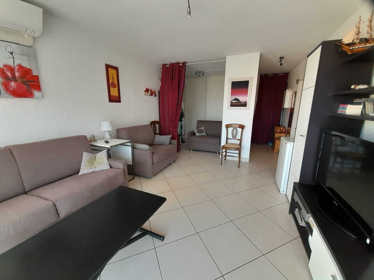 Condominium in Port-Saint-Louis-du-Rhone, Provence-Alpes-Cote d'Azur 11146491