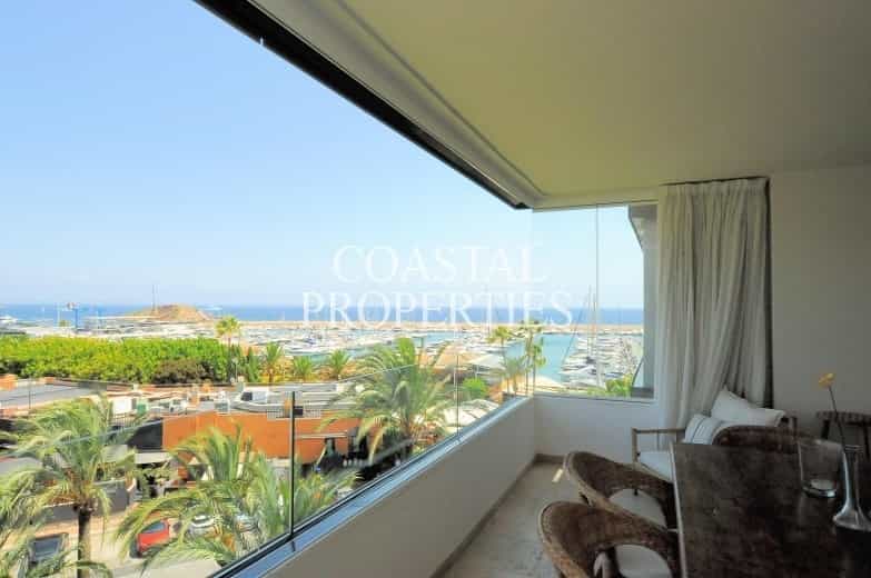 Condominium in Portals Nous, Illes Balears 11150338