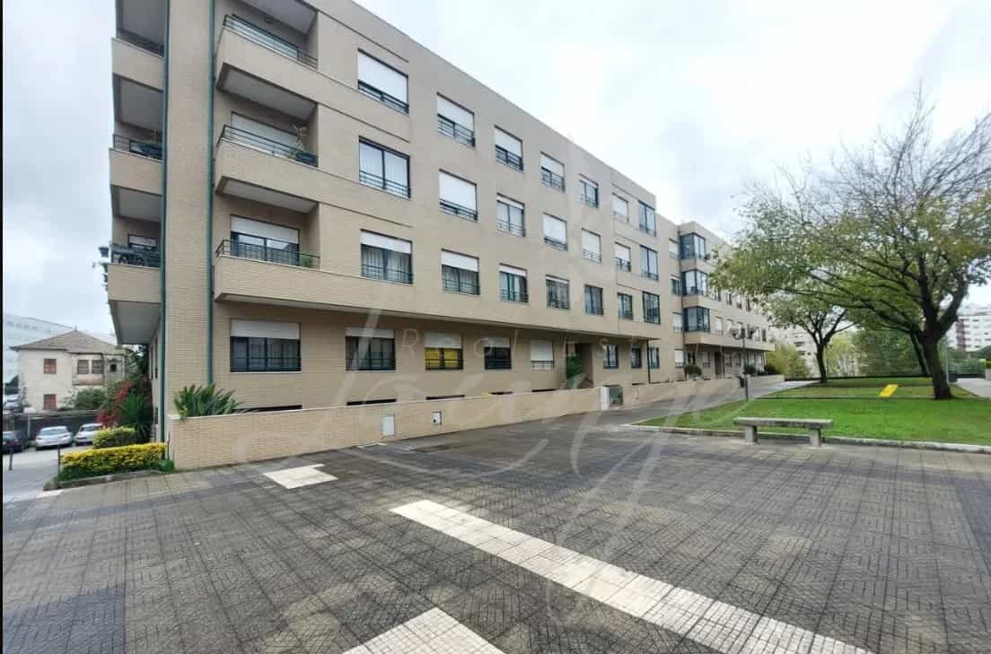 Condominium in Matosinhos, Porto District 11151855