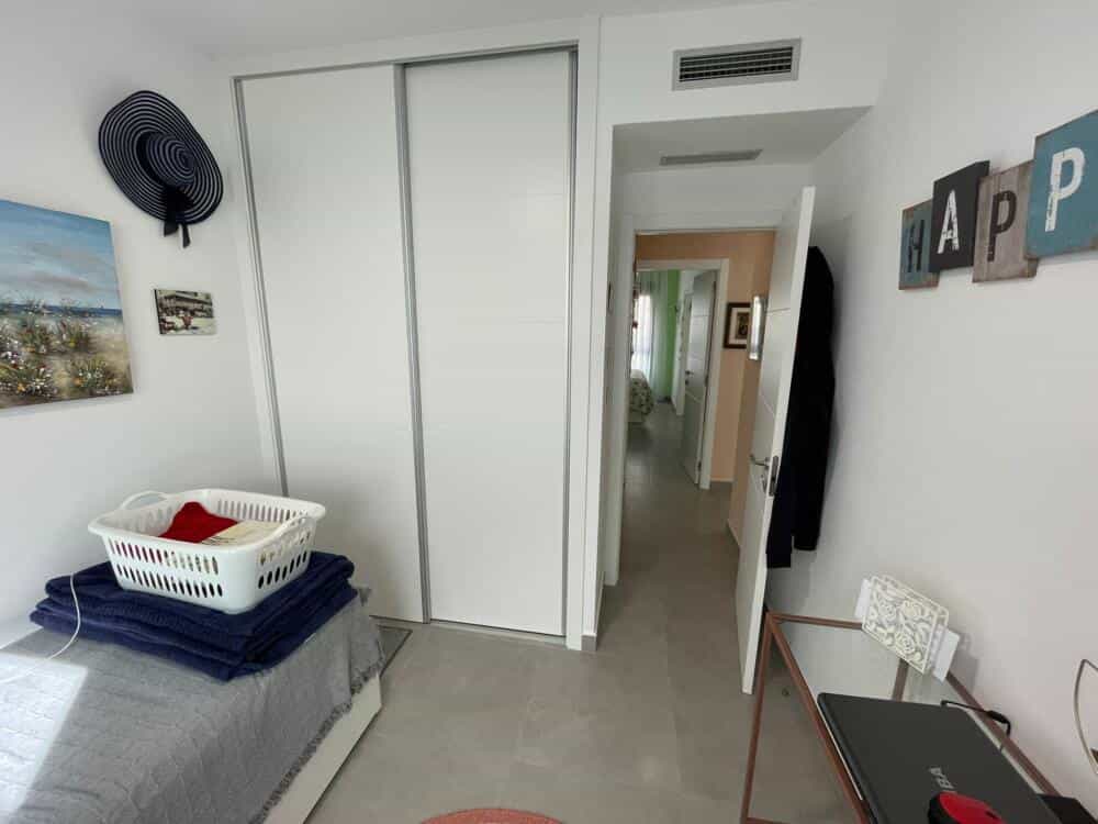 Condominium in Pilar de la Horadada, Comunidad Valenciana 11153297