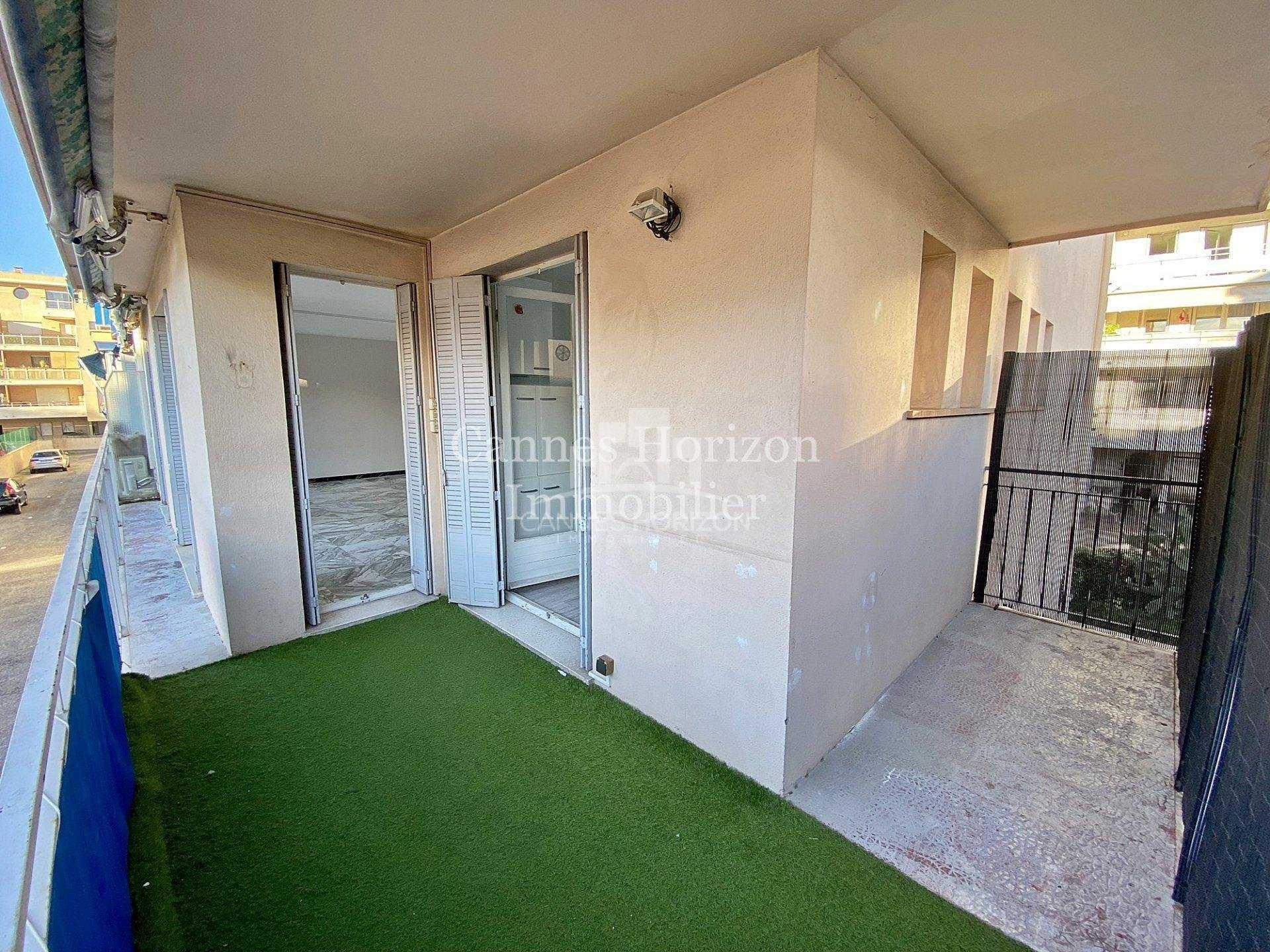 Condominium in La Bocca, Provence-Alpes-Cote d'Azur 11153773