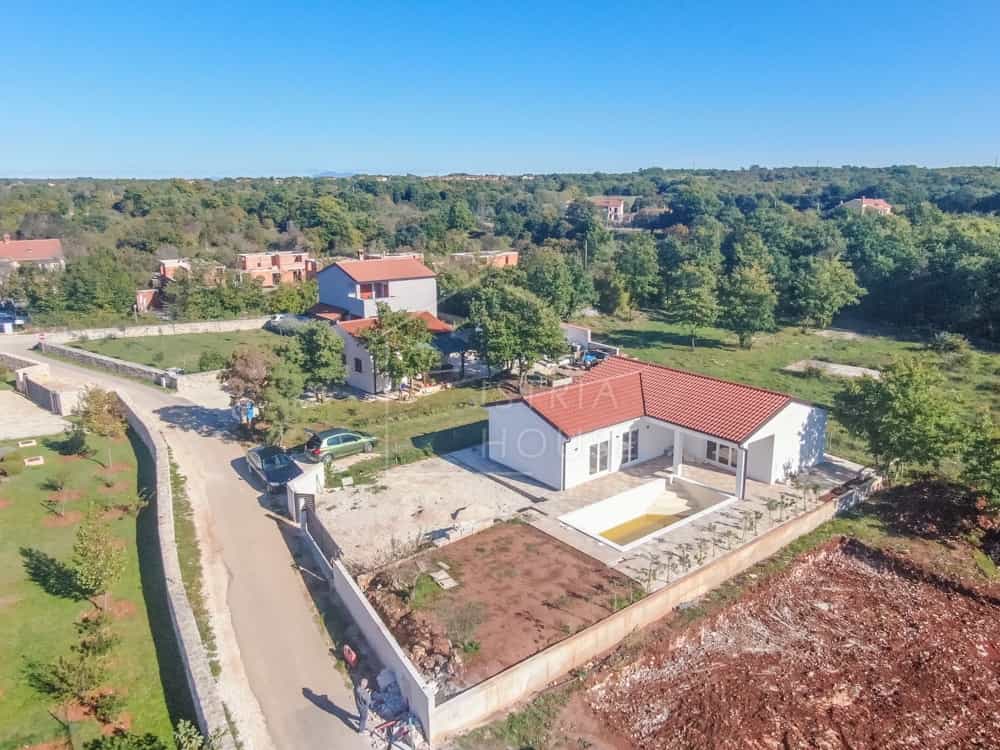 σπίτι σε Svetvincenat, Istarska Zupanija 11157764