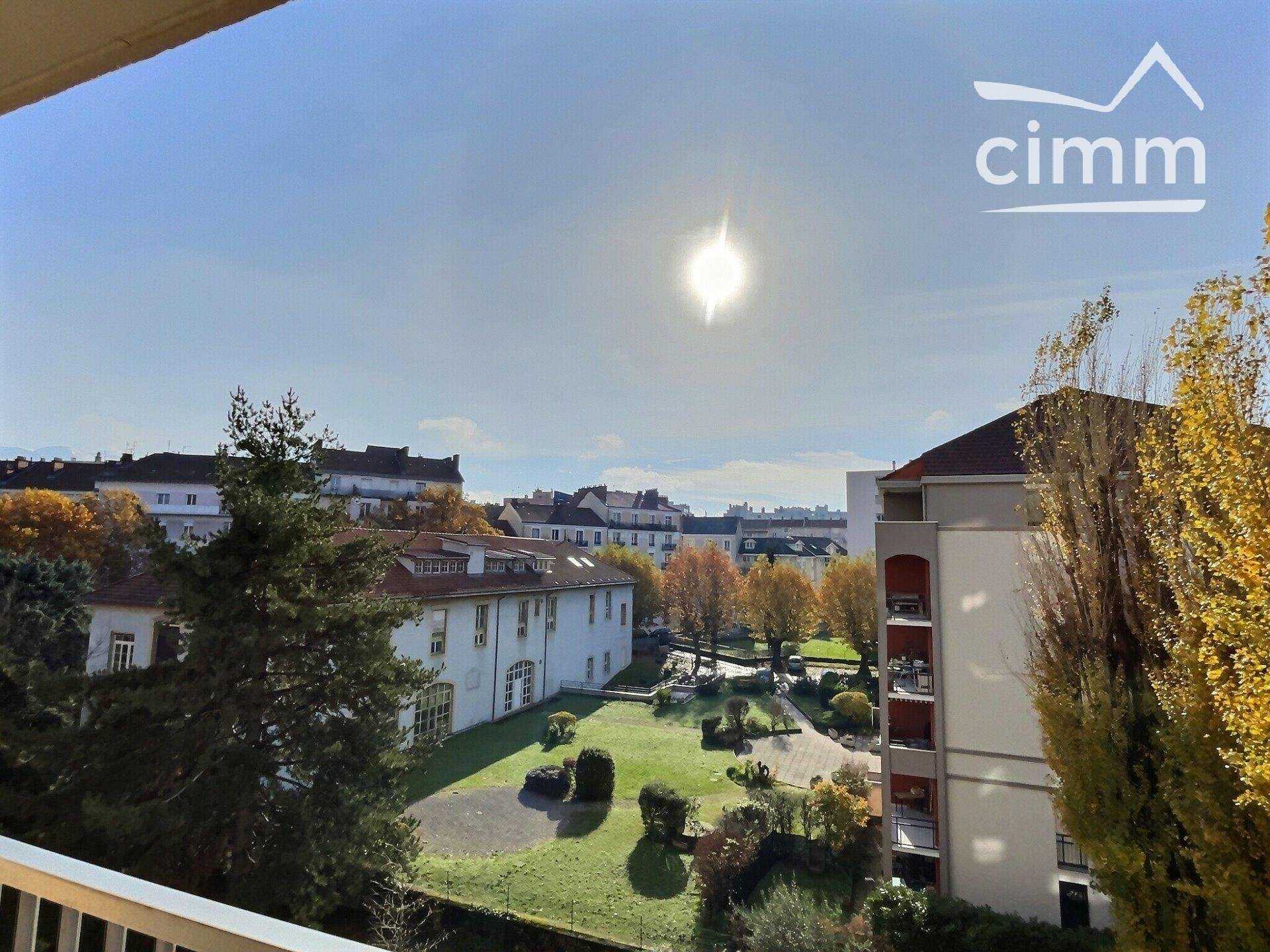 Condominium in Grenoble, Auvergne-Rhône-Alpes 11159518