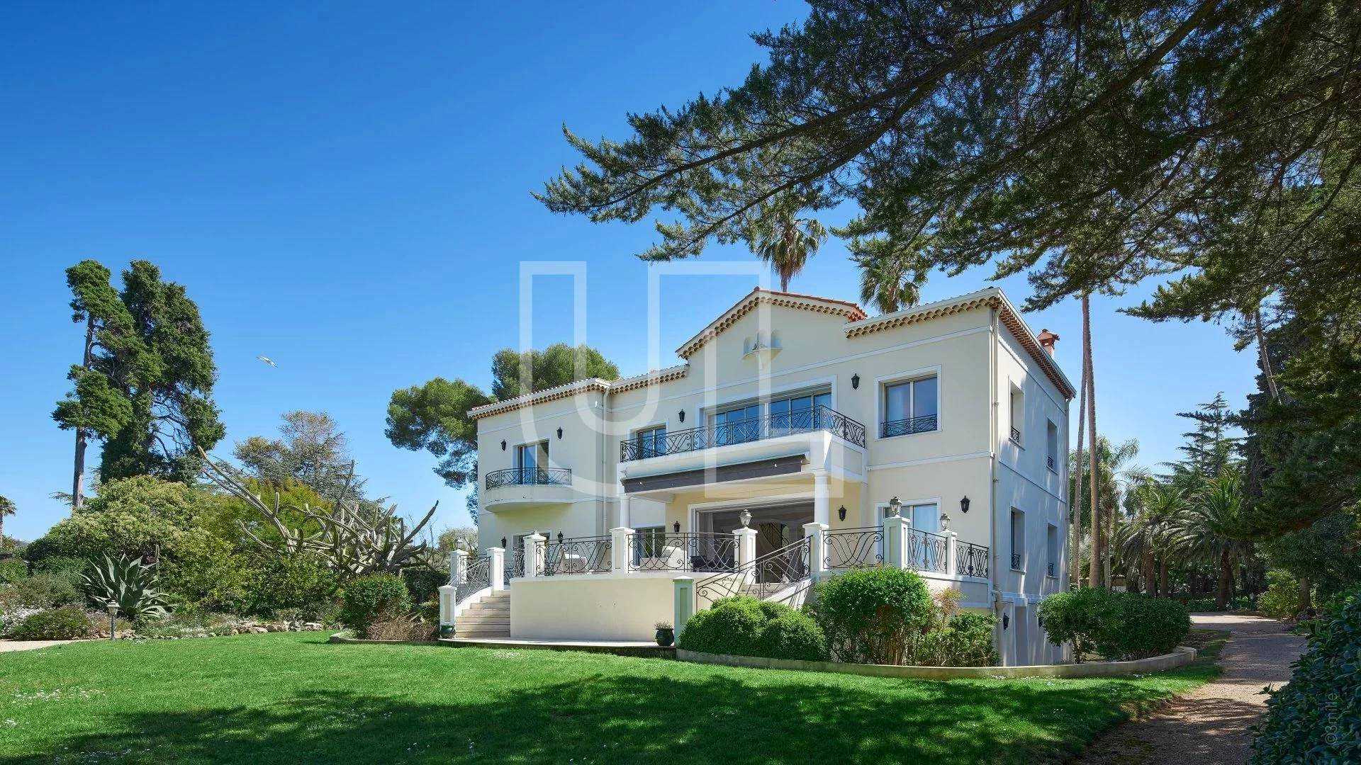 Residential in Antibes, Provence-Alpes-Côte d'Azur 11159683