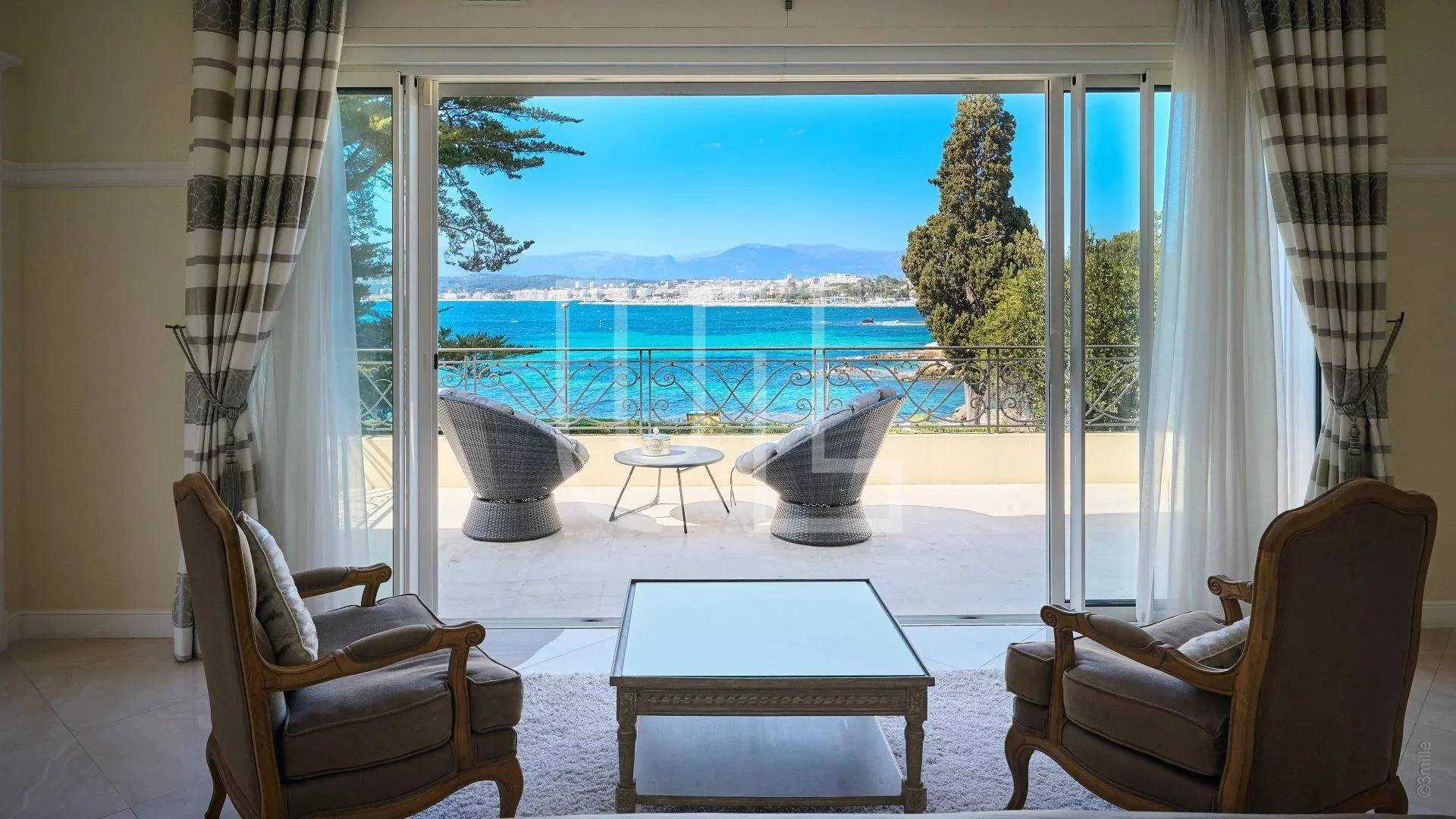 σπίτι σε Antibes, Provence-Alpes-Côte d'Azur 11159683