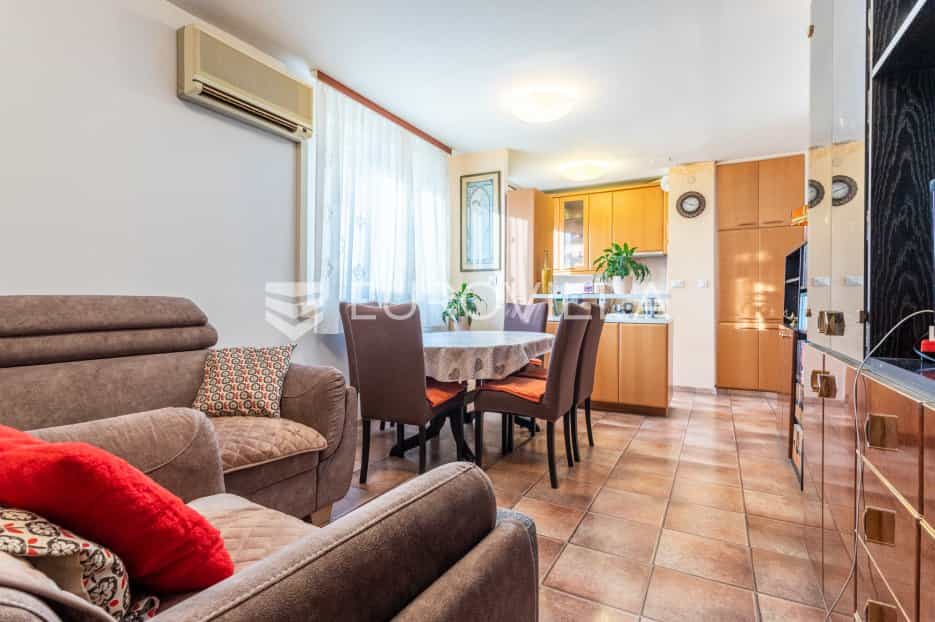 公寓 在 Split, Splitsko-dalmatinska županija 11160096