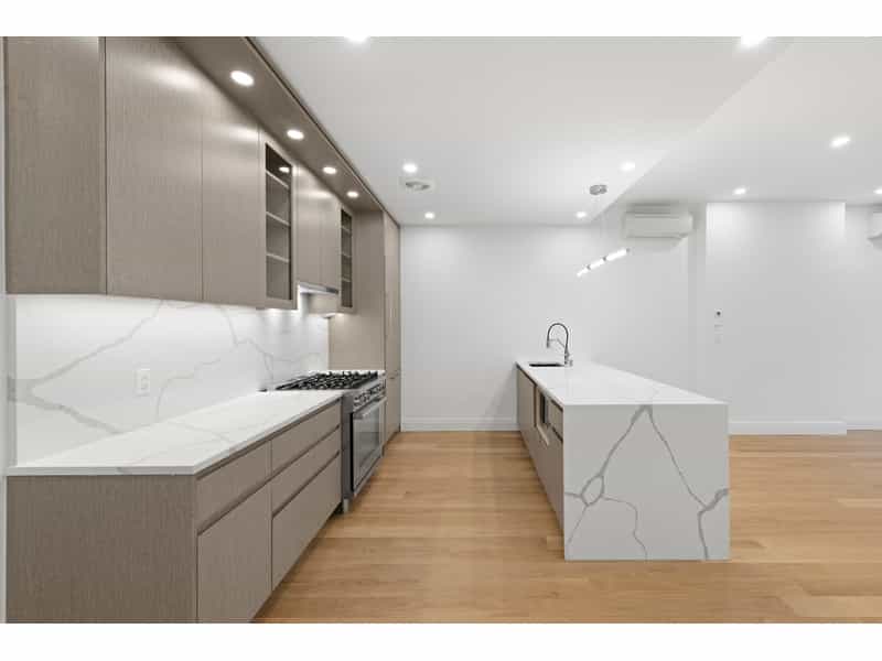 Condominium in New York, New York 11160132
