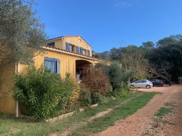 House in Sainte-Anastasie-sur-Issole, Provence-Alpes-Cote d'Azur 11161357