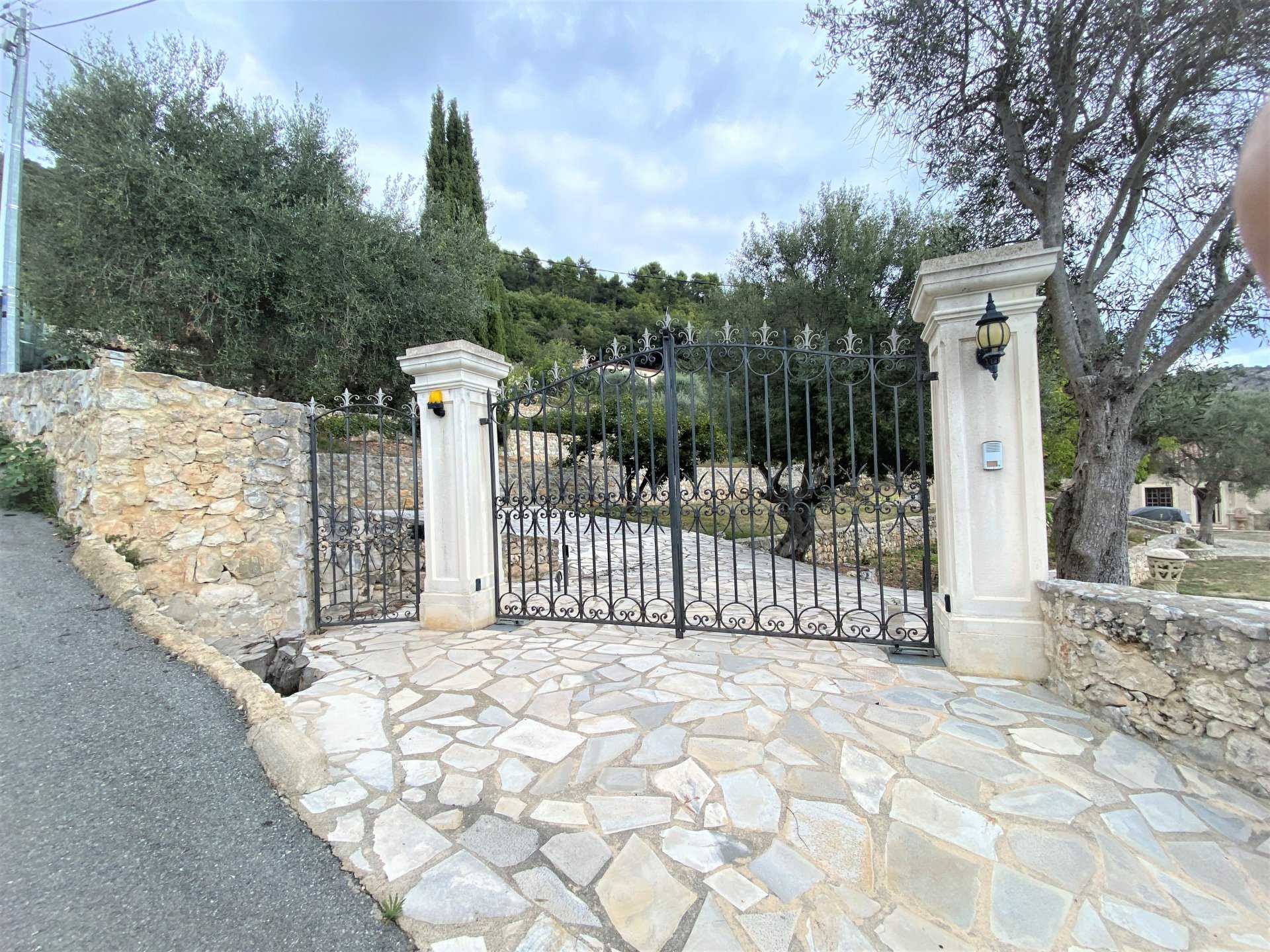 Talo sisään La Gaude, Provence-Alpes-Cote d'Azur 11171953