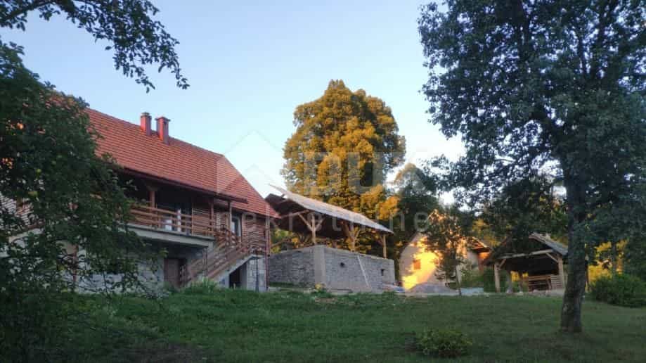 房子 在 Vrbovsko, Primorsko-Goranska Zupanija 11172990