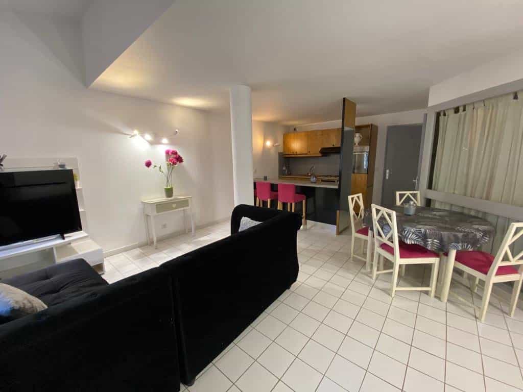 Condominium in Saint-Tropez, Provence-Alpes-Cote d'Azur 11173327