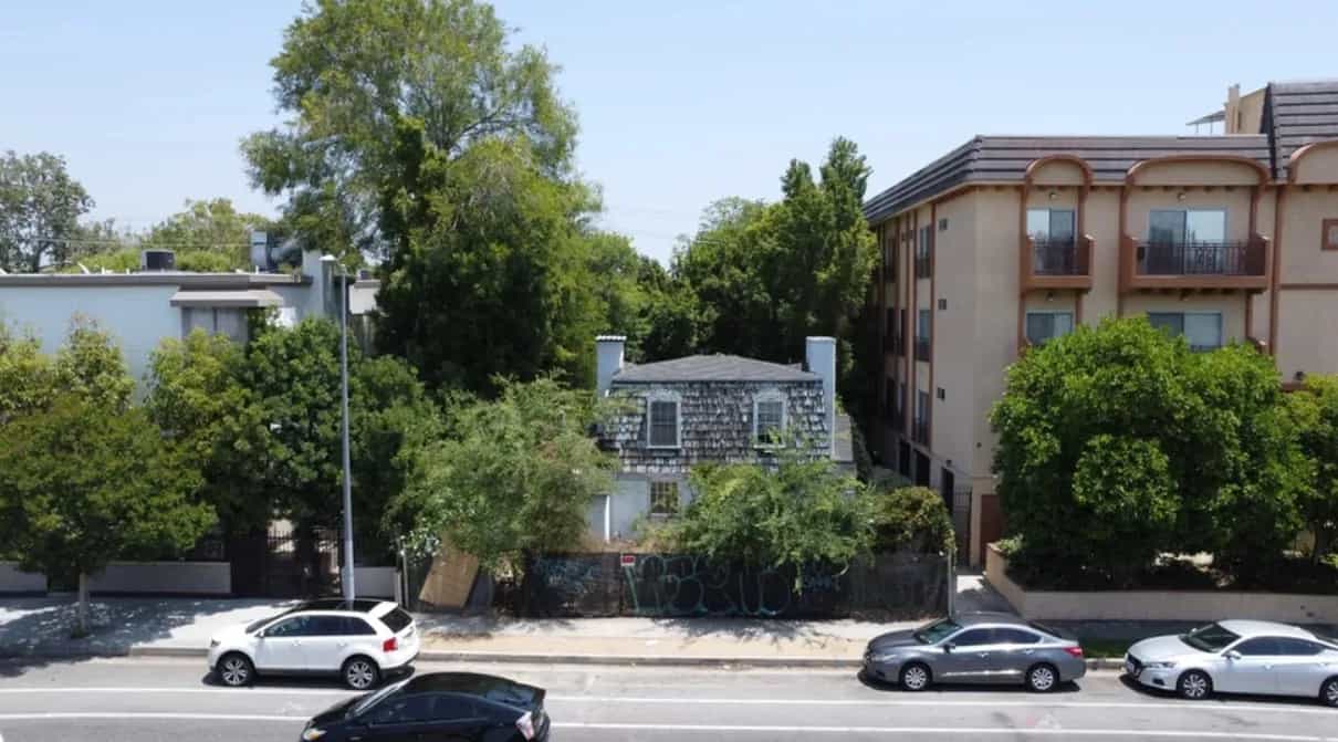 Condominium in Los Angeles, 5044 Laurel Canyon Boulevard 11173370