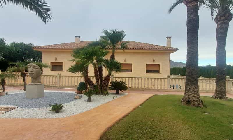 Будинок в El Fondó de les Neus, Comunidad Valenciana 11173378