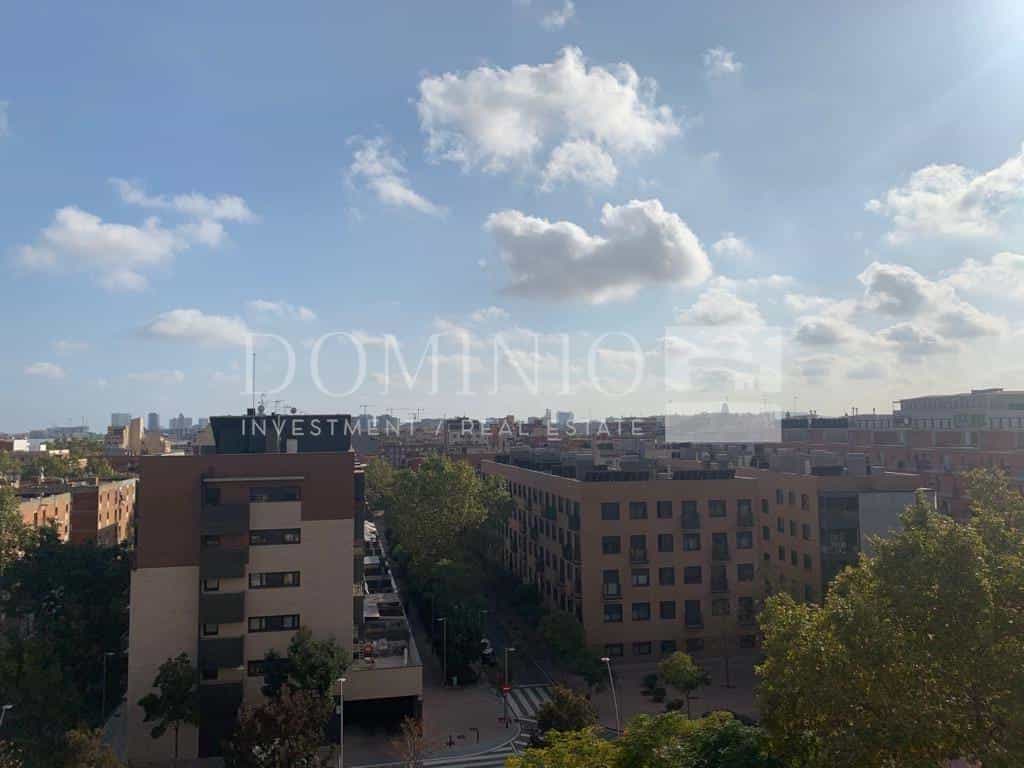 Condominium dans Barcelone, Catalogne 11173619