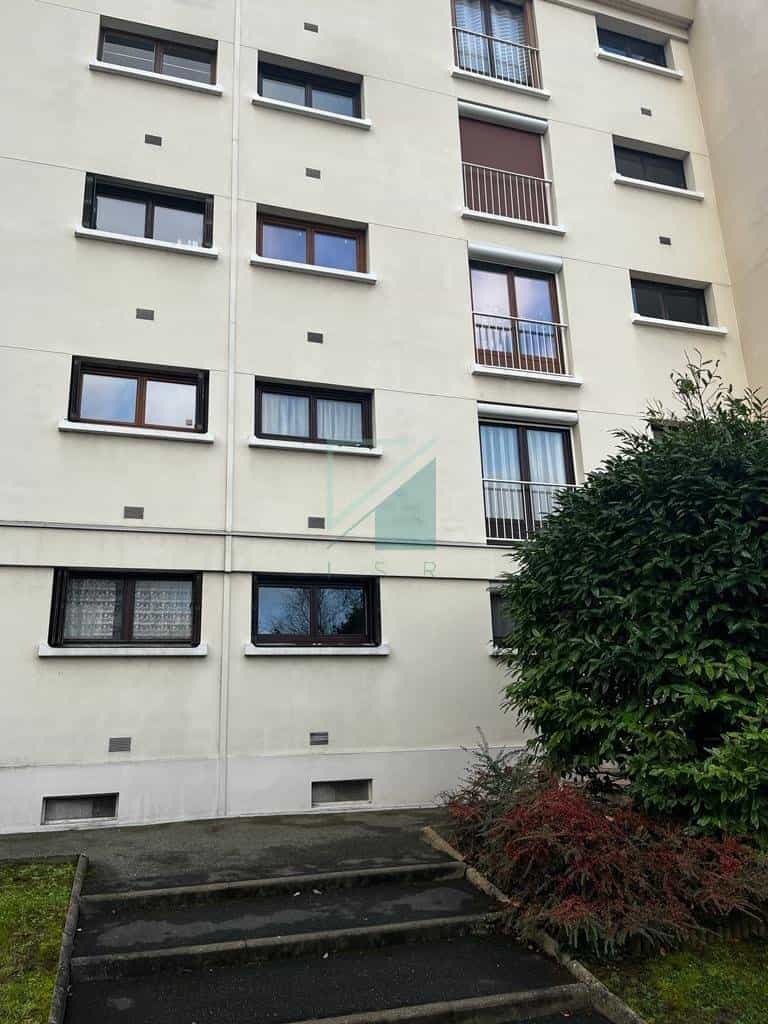 Condominium in Créteil, Val-de-Marne 11174169
