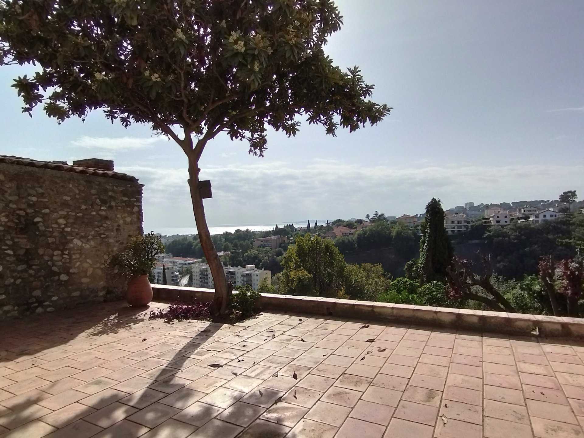 Talo sisään Cagnes-sur-Mer, Provence-Alpes-Cote d'Azur 11174187