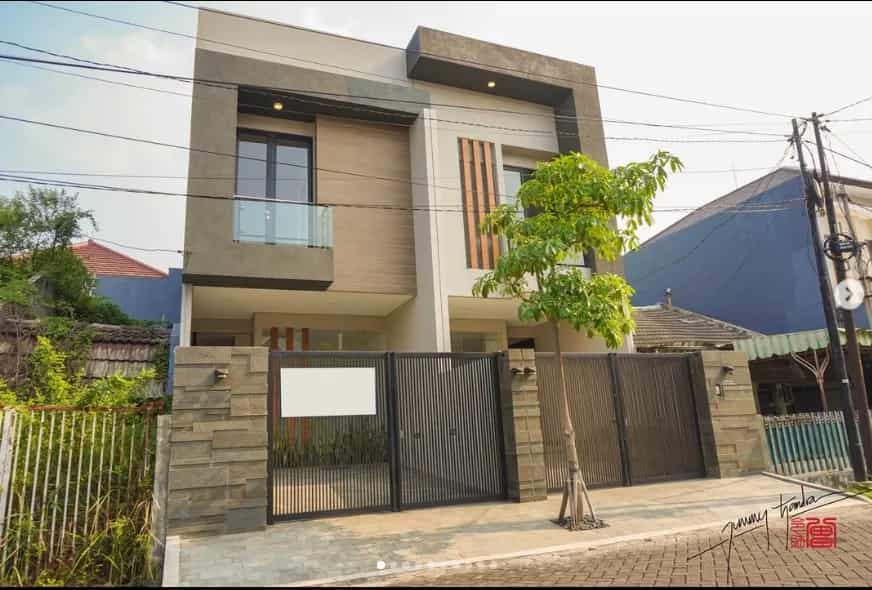 House in Ngagelmadia, Jalan Raya Manyar 11174293
