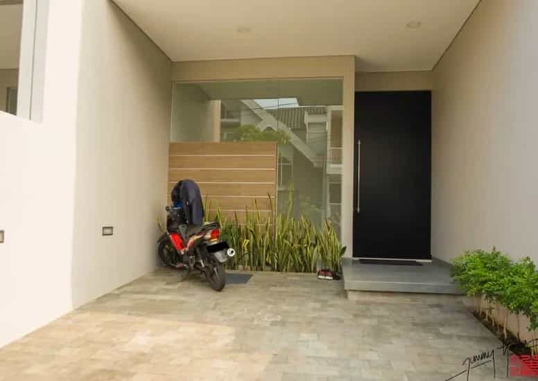 House in , Jalan Raya Manyar 11174293