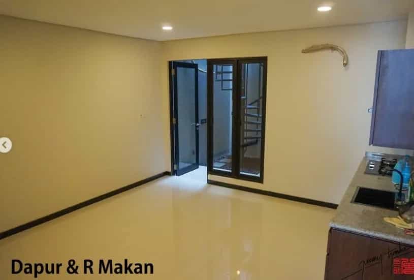 House in , Jalan Raya Manyar 11174293