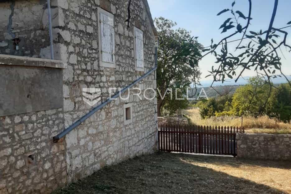 房子 在 Bobovišća, Splitsko-dalmatinska županija 11174461