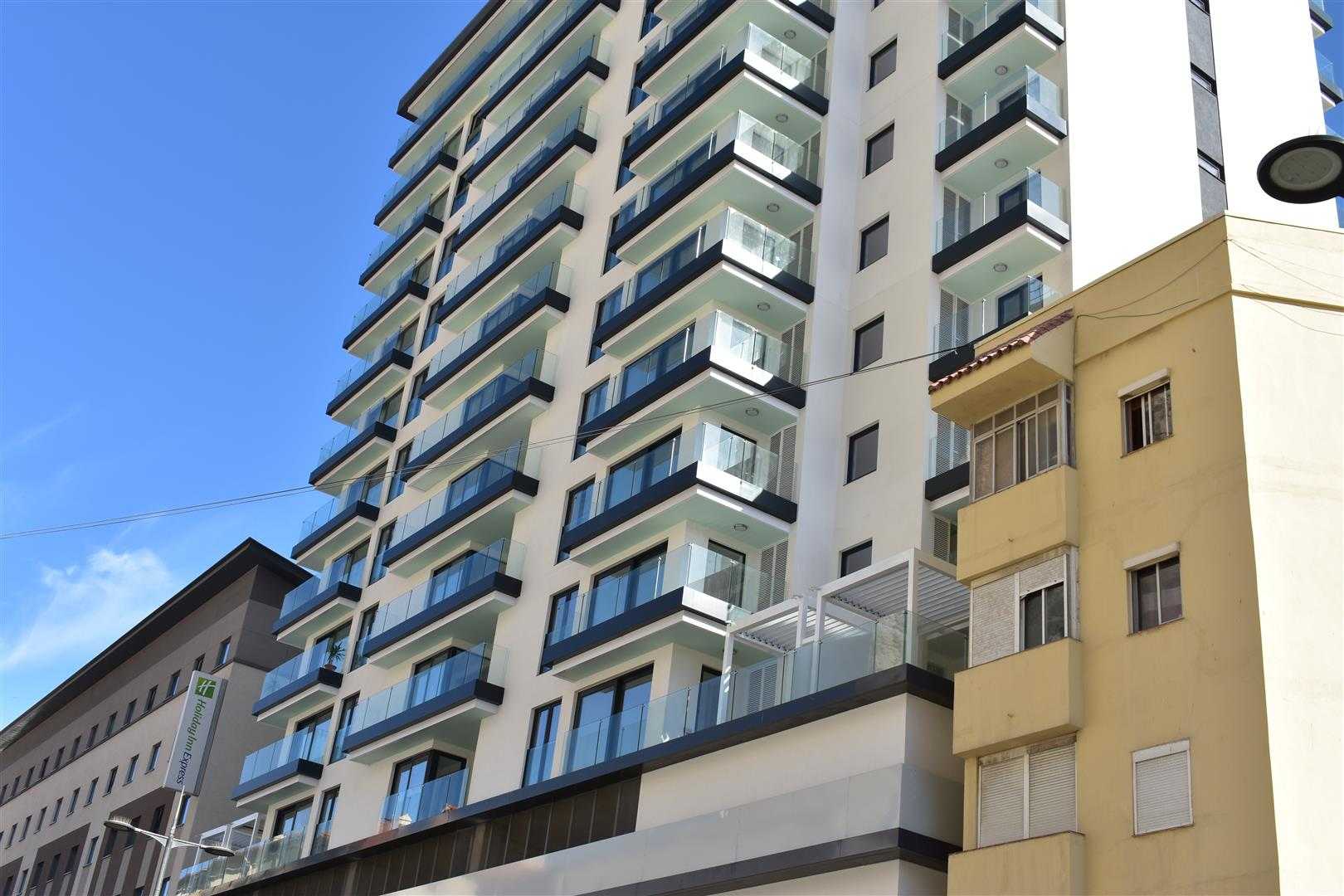 Condominium in La Linea de la Concepcion, Andalusia 11176527