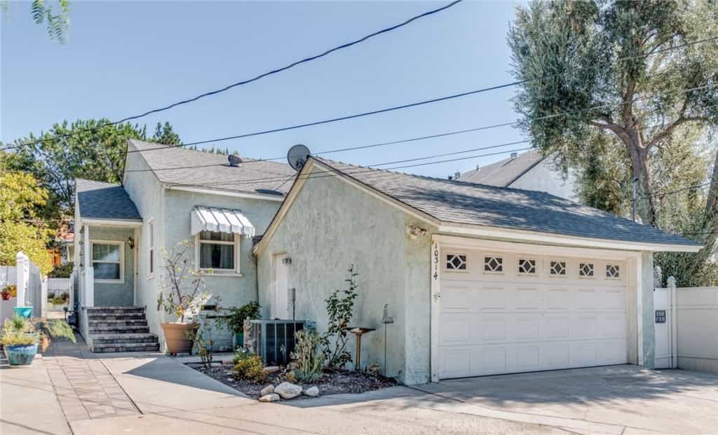 House in Los Angeles, California 11177026