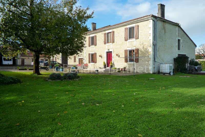 بيت في Villefagnan, Nouvelle-Aquitaine 11177957