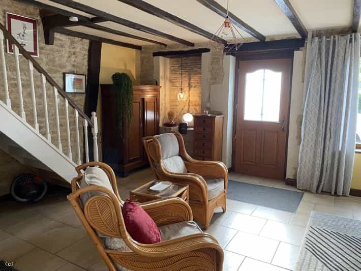 House in Champagne-Mouton, Nouvelle-Aquitaine 11178564