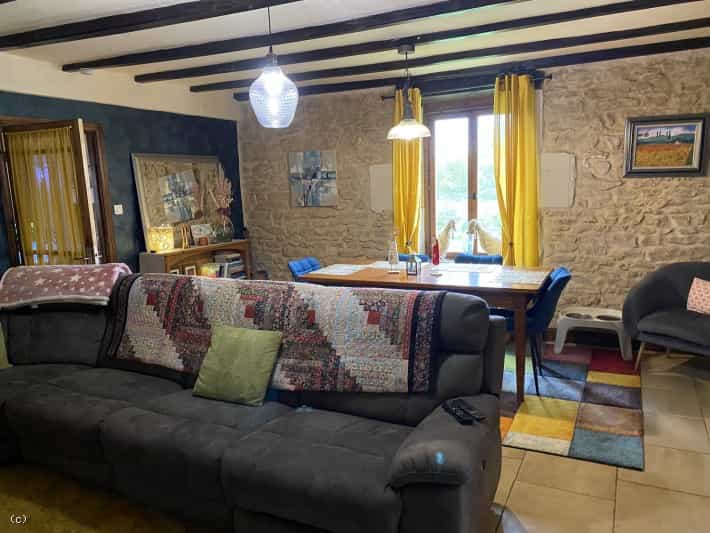 Huis in Champagne-Mouton, Nouvelle-Aquitaine 11178564